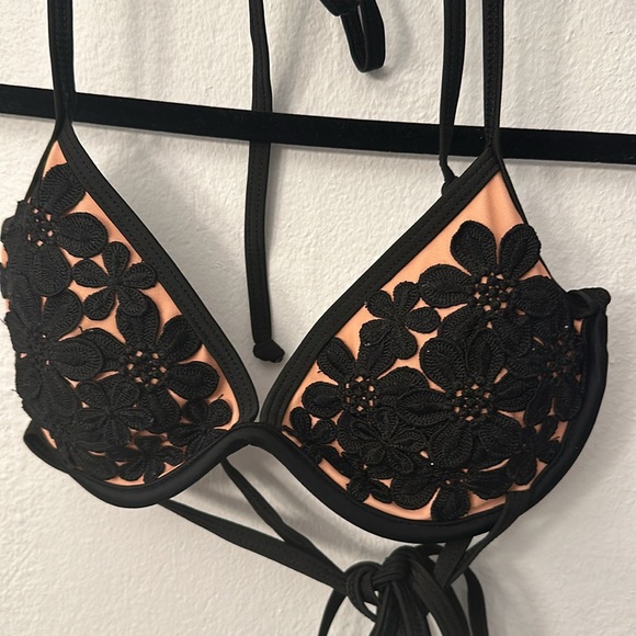 Bikini - Picture 2 of 2